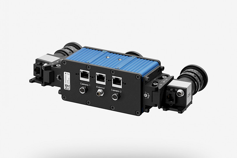 Rückseitige Ansicht der Ensenso X30 3D Kamera mit offenen Buchsen der Formate RJ45 und M12. In der mitte das Projektormodul und daran seitlich die Kameras montiert.