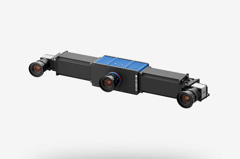 Seitliche Ansicht der Ensenso X30 3D Kamera mit Extender Profilen. In der mitte, dass in blauem mit Kührippen versehenen Projektormodul in einem Aluminiumgehäuse und daran seitlich die Kameras montiert.