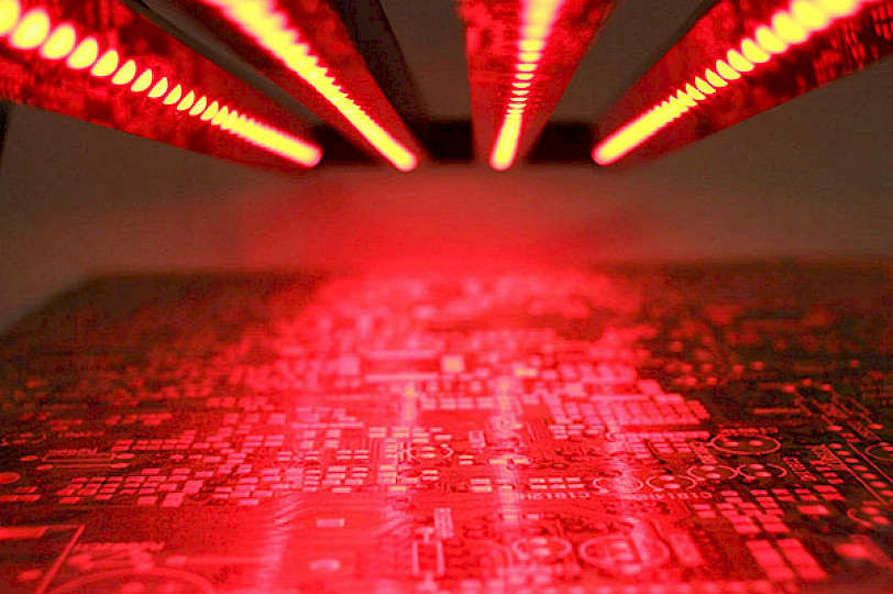 Rote LED Beleuchtung über einem PCB Board.