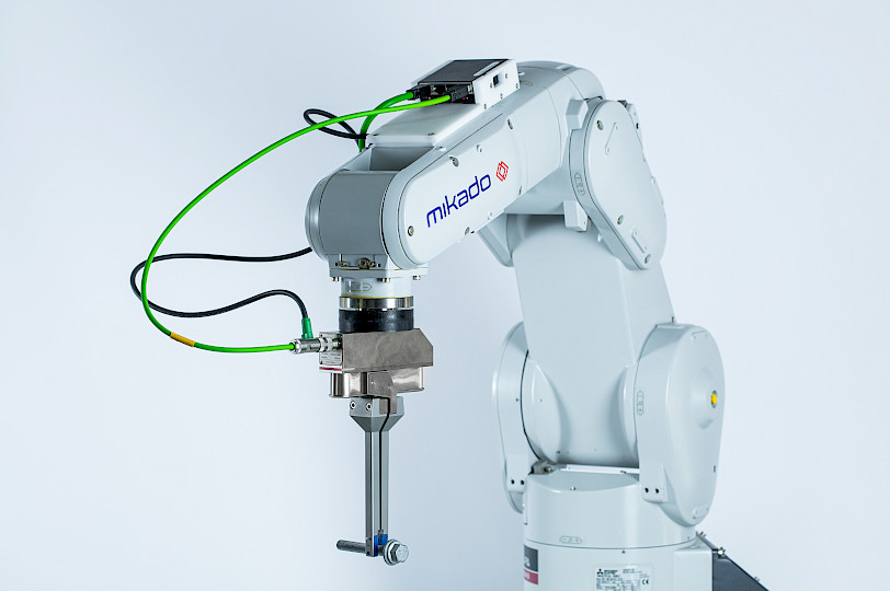 Sieben Achs Roboterarm der Schrauben aufgesammelt hat.