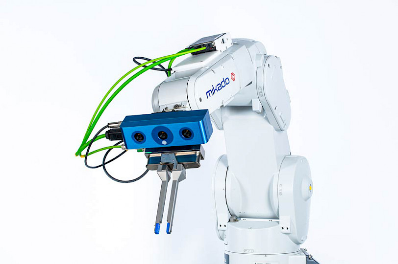 Blaue Ensenso N30/35 3D Kamera auf weißem sieben Achs Roboterarm