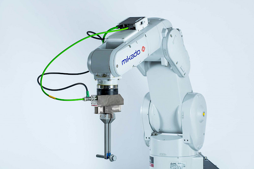 Seven-axis robot arm that collects screws.