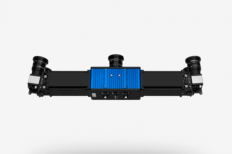 Obere Ansicht der Ensenso X36 3D Kamera mit Extender Profilen. In der mitte, dass in blauem mit Kührippen versehenen Projektormodul in einem Aluminiumgehäuse und daran seitlich die Kameras montiert.