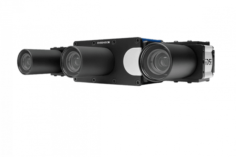 Seitliche Ansicht der Ensenso XR30 3D Kamera mit Extender Profilen. In der mitte, dass mit schwarzer front und weißen Beleuchtungsflächen versehene Projektormodul in einem Aluminiumgehäuse und daran seitlich die Kameras montiert.