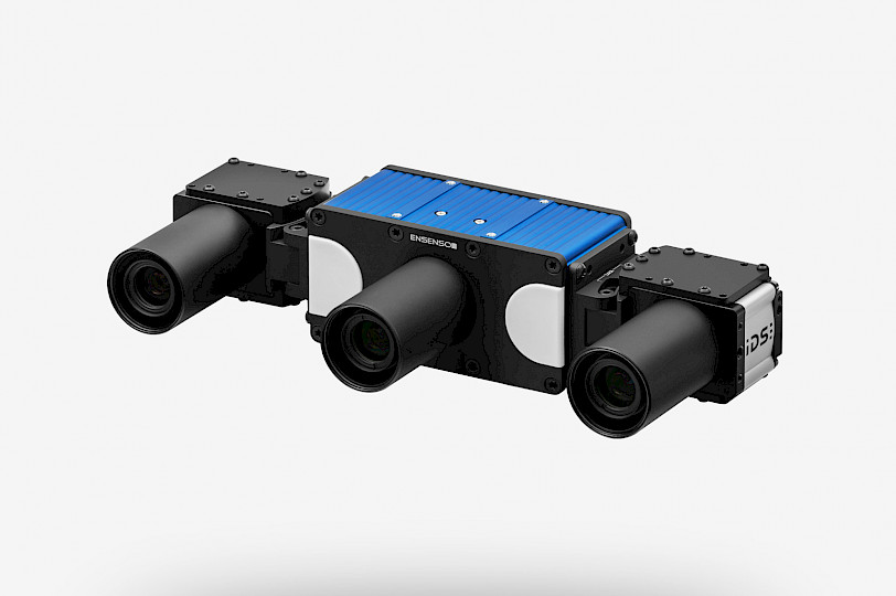 Ensenso XR30 3D-Kamera mit zwei Kameras und einem Projektor mit weißen Beleuchtungsfächen. Die Kameras befinden sich auf einem montierten Gonio-Adapter mit einem Vergenzwinkel, der auf einen festen Punkt ausgerichtet ist.
