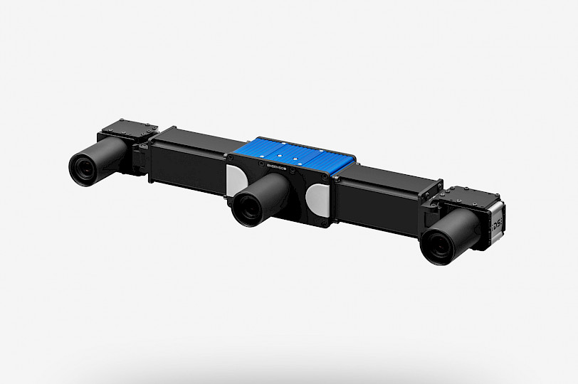 Seitliche Ansicht der Ensenso XR30 3D Kamera mit Extender Profilen. In der mitte, dass in blauem mit Kührippen versehenen Projektormodul in einem Aluminiumgehäuse und daran seitlich die Kameras montiert. Über den Kameras sind Tubuse montiert.
