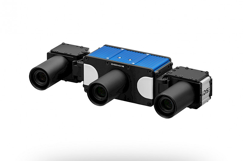 Seitliche Ansicht der Ensenso XR36 3D Kamera mit Extender Profilen. In der mitte, dass in blauem mit Kührippen versehenen Projektormodul in einem Aluminiumgehäuse und daran seitlich die Kameras montiert. Über den Kameras sind Tubuse montiert.