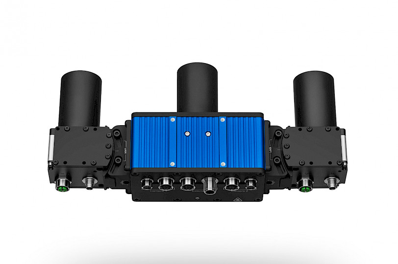 Obere Ansicht der Ensenso XR36 3D Kamera mit Extender Profilen. In der mitte, dass in blauem mit Kührippen versehenen Projektormodul in einem Aluminiumgehäuse und daran seitlich die Kameras montiert. An den Kameras sind Tubuse montiert.